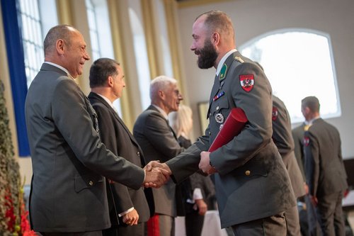 Gratulation durch den Akademiekommandanten Generalmajor Pronhagl
