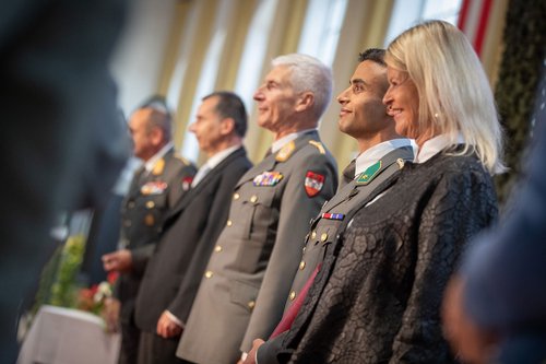 Das Podium gratuliert den neuen Leutnanten