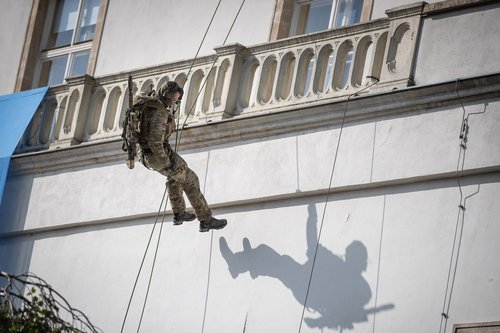 Dynamische Vorführung: Jagkommandosoldat an der Fassade der Burg