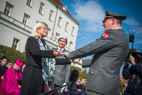 Jahrgangserster Leutnant Pachucki-Bammer erhält einen Ehrensäbel