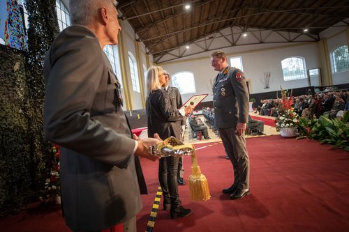 Verleihung des Akademieringes in Gold an den Jahrgangsersten Leutnant Nikolaus Pachucki-Bammer 