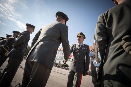 General Brieger gratuliert den neuen Leutnanten