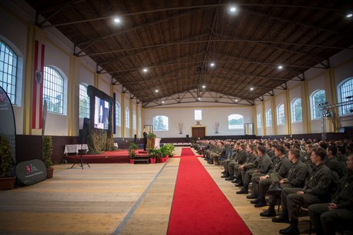 Vier Jahrgänge Militärakdemier versammelten sich in der Reithalle