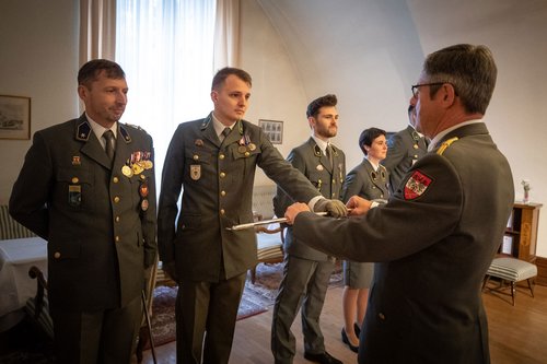 Der Milizbeauftrage Generalmajor Hameseder bei der Säbelübergabe