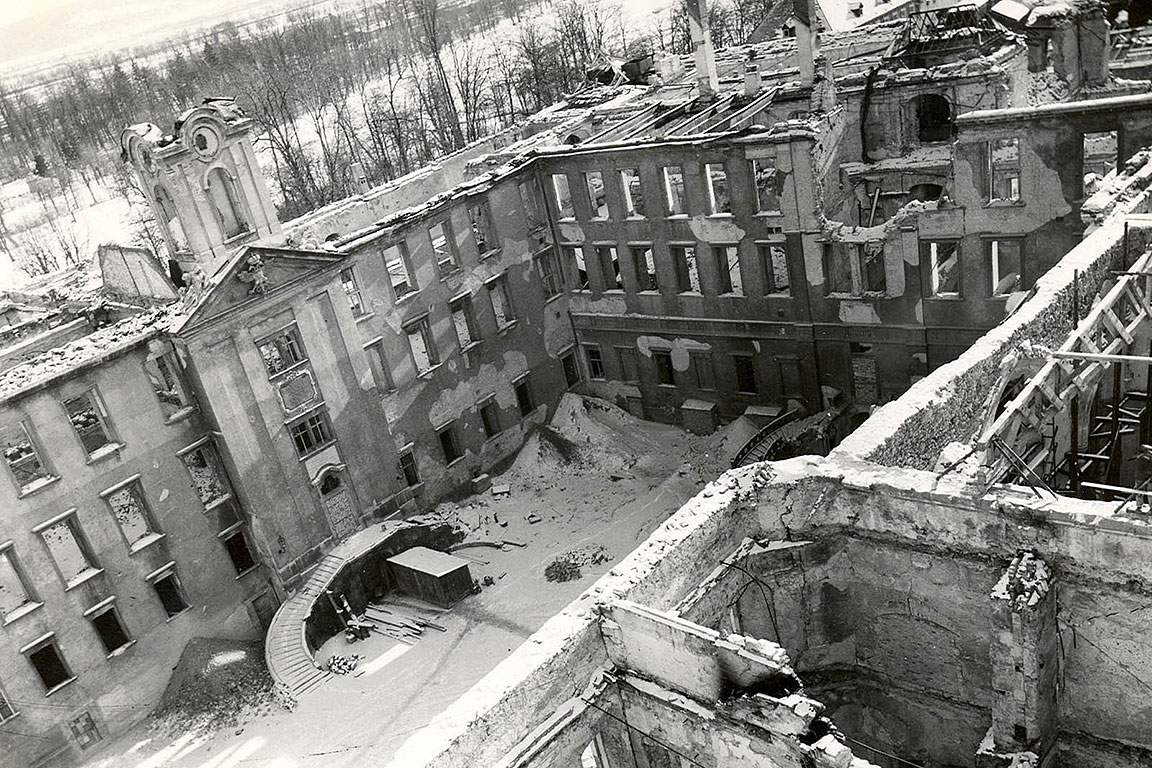 Zerstörte Burg im Jahr 1945